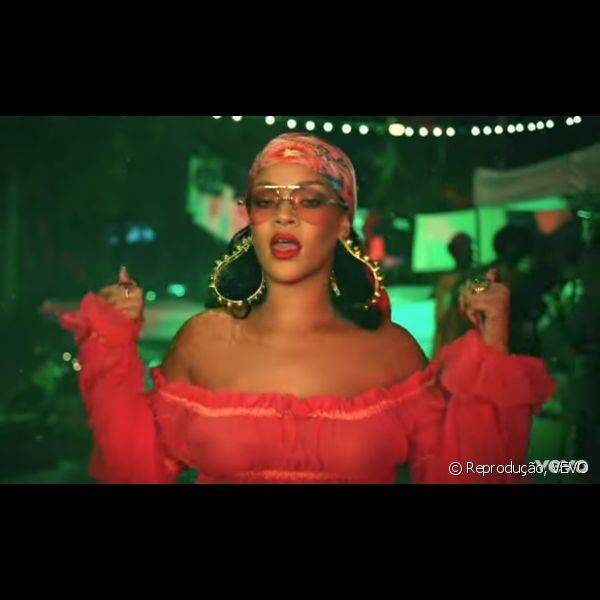 Rihanna também apostou no batom vermelho mais aberto e de fundo alaranjado para compor o look ciganinha no clipe de 